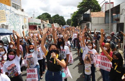 Manifestação reúne grevistas da Educação, motoristas cobradores e famílias sem-teto